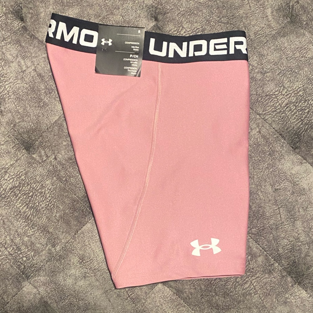 Women’s UA compression mid rise shorts